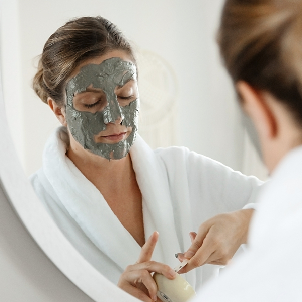 Femme ayant un masque d'argile sur le visage